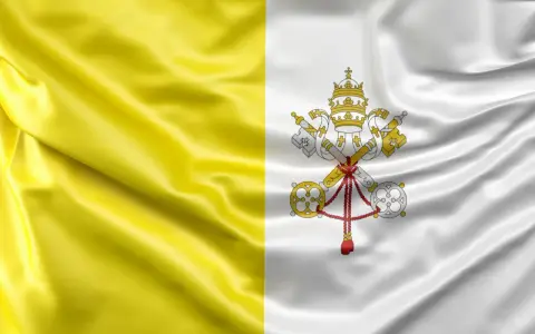 Flaga papieska: złote i białe pasy, z kluczami św. Piotra i tiarą papieską.
