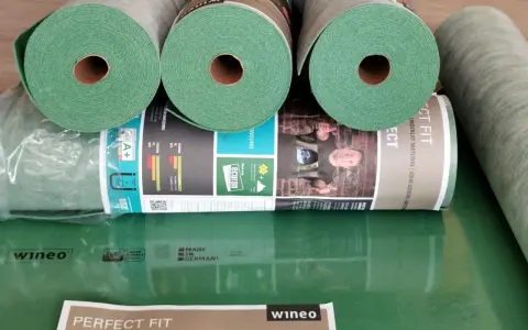 Rolki zielonej podkładki pod panele winéo Perfect Fit. To najlepsza izolacja akustyczna pod panele, zapewniająca komfort i ciszę.