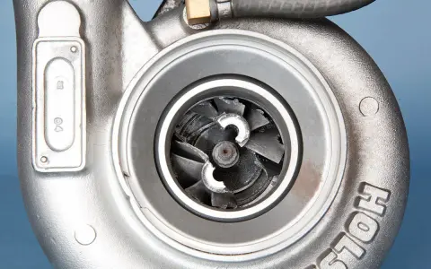 Beschädigter Turbolader mit verbogenen Schaufeln. Die turbolader reparatur kosten können je nach Schaden variieren.