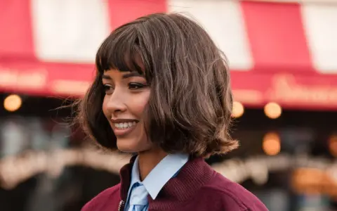 Freche fransig bob frisuren kurz stufig: Ein Lächeln, das durch die freche, stufige Bob-Frisur noch mehr strahlt.