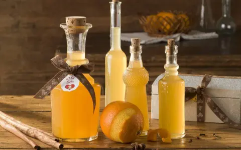 Flaschen mit selbstgemachtem Schnaps, ideal zum Schnaps selber machen mit Wodka. Orangen, Zimt und Sternanis deuten auf fruchtige Aromen hin.