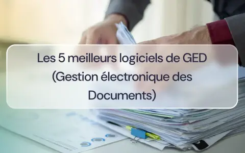 Des piles de documents numérisés en cours de tri, avec le titre "Les 5 meilleurs logiciels de GED".