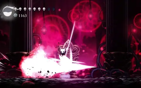 El Caballero lucha contra Grimm en un escenario oscuro y vibrante, con energía roja y blanca.