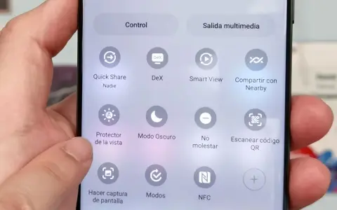Panel de control de un camara s23 ultra con opciones como Quick Share, Modo Oscuro y NFC.