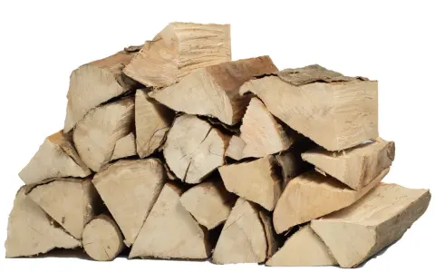 Legna accatastata, pronta per il camino. Chissà qual è il legno più duro tra questi ceppi.