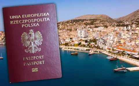 Polski paszport na tle malowniczego wybrzeża. Czy do Austrii trzeba mieć paszport? Tak, nawet do krajów UE, jeśli nie masz dowodu osobistego.