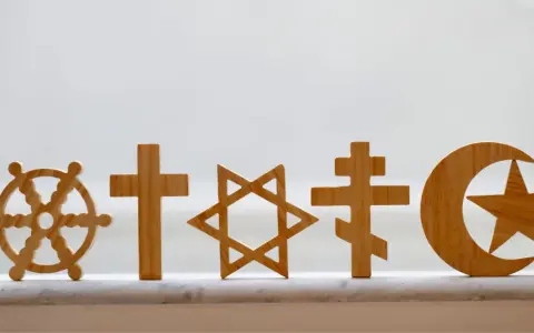 Drewniane symbole różnych religii: koło Dharmy, krzyże, Gwiazda Dawida, półksiężyc z gwiazdą. Różnorodność wierzeń, RPA religia.