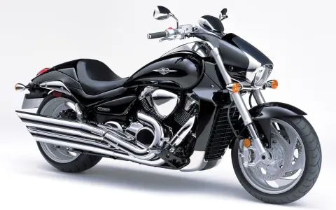 Czarny motocykl Suzuki Intruder 1800, znany też jako Boulevard M109R. Poznaj jego dane techniczne i poczuj moc!