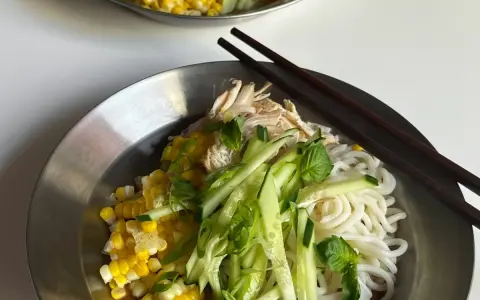 Délicieux ramen poulet, ma véritable recette avec maïs, concombre et menthe fraîche. Un plat léger et savoureux.