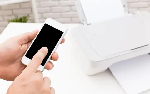 Instrukcja, jak połączyć drukarkę z telefonem, pokazana na przykładzie smartfona i białej drukarki.