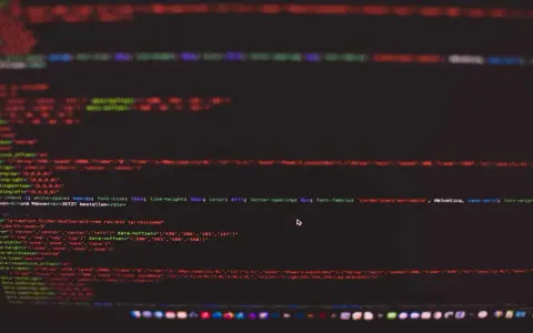 Kod HTML z czerwonymi i zielonymi fragmentami, w tym "padding" i "line-height", na ciemnym tle.