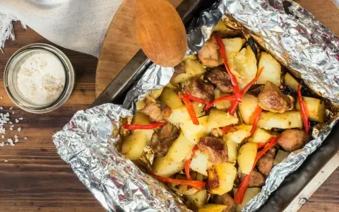 Co zrobić z fileta z kurczaka na szybko? Pieczone ziemniaki z kurczakiem i papryczką chili w folii aluminiowej.