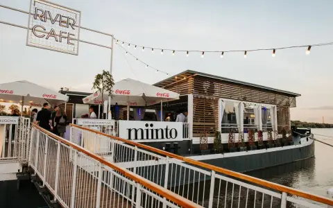 Miinto showroom na River Cafe. Opinie o tym miejscu są pozytywne, zwłaszcza o jego unikalnej lokalizacji na wodzie.