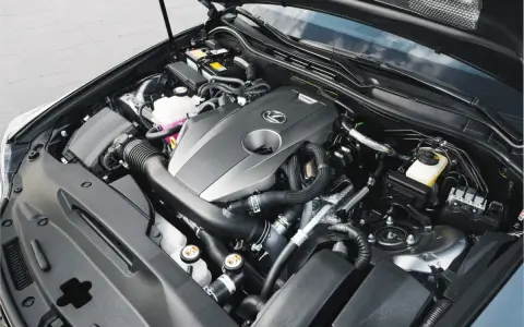 Silnik Lexus z napisem TURBO. Potężny biturbo gotowy do akcji.