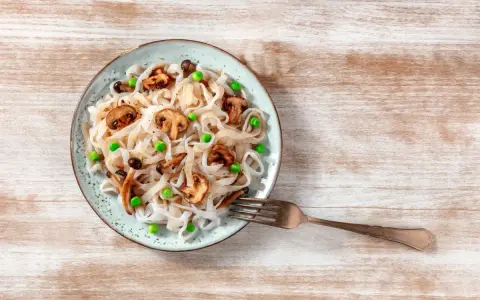 Makaron konjac z pieczarkami i groszkiem. Inspiracja na zdrowe przepisy.