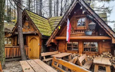 Chochołów: Gdzie zjeść? Odkryj najlepsze smaki Podhala!