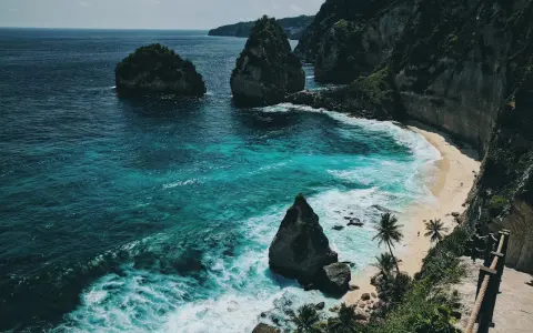 Turkusowe morze, skaliste klify i piaszczysta plaża. Marzenie o tym, ile się leci na Bali, staje się rzeczywistością.
