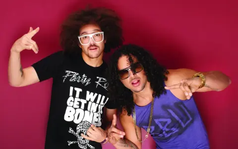 Los miembros de LMFAO, Redfoo y SkyBlu, posan con sus icónicos peinados y gafas.