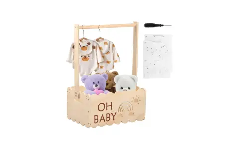 En träställning med kläder och nallar, perfekt som babyshower korg. Instruktioner och skruvmejsel medföljer.