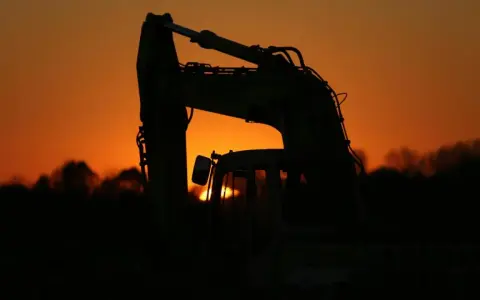 Jaki olej hydrauliczny do koparki? Uniknij kosztownych błędów