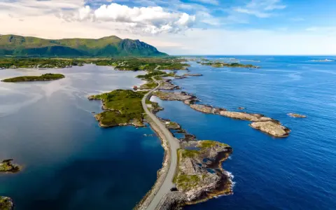 Malownicze fiordy Norwegii, gdzie droga wijąca się między wysepkami tworzy zapierający dech w piersiach widok.