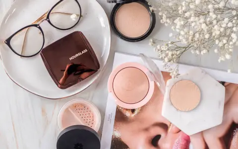 Puder w kulkach rozświetlający: Jak osiągnąć efekt glow?