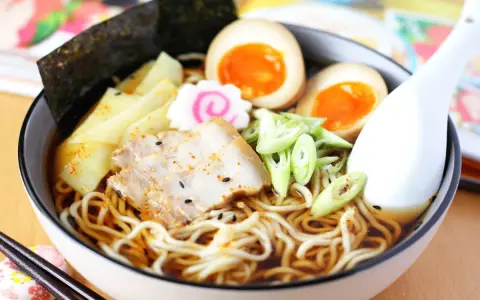 Schüssel mit Nudeln, Schweinefleisch, Ei und Bambus. Ein authentisches Ramen Rezept Original, das zum Genießen einlädt.