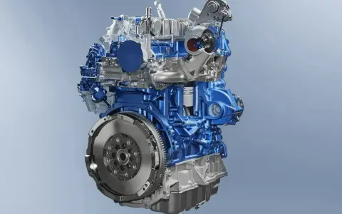 Silnik Ecoboost z turbosprężarką, widoczny w przekroju, z niebieskimi i srebrnymi elementami.