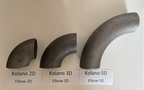 Trzy kolana hamburskie o różnym promieniu gięcia: 2D, 3D i 5D, ułożone od najmniejszego do największego.