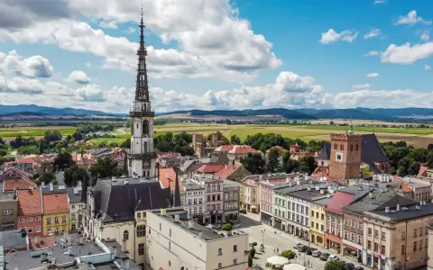Widok na rynek i wieżę ratuszową w Ząbkowicach Śląskich. Kolorowe kamienice i ruiny zamku to ciekawe ząbkowice śląskie atrakcje.
