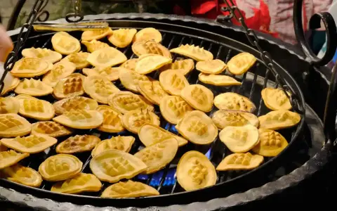 Na grillu w karczmie góralskiej pieką się liczne oscypki.
