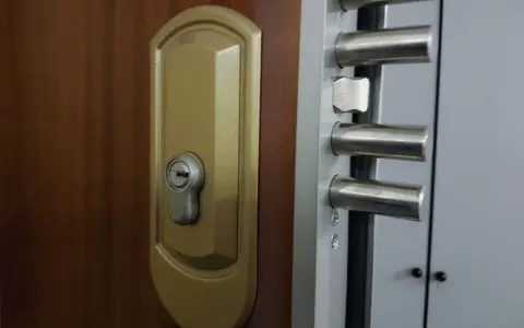 Cerradura de seguridad de puerta con múltiples bulones. Es hora de cambiar cerradura puerta para mayor protección.
