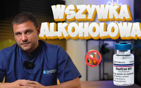 Lekarz wyjaśnia, jak działa esperal (Disulfiram WZF) w leczeniu alkoholizmu. Na zdjęciu widać buteleczkę z tabletkami i symbol zakazu spożywania alkoholu.