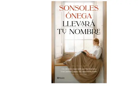Título de una novela: "Llevará tu nombre" de Sonsoles Ónega. Una joven lee junto a una ventana, inmersa en una historia de traición y pasión.