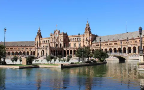 La Plaza de España a Siviglia, uno dei monumenti famosi nel mondo, con il suo canale e il ponte ad arco.