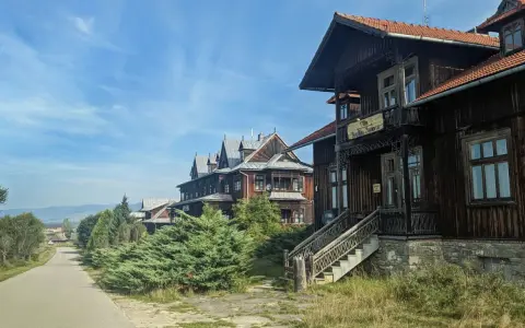 Drewniane wille w osadzie Czorsztyn, z charakterystyczną architekturą i zielenią.