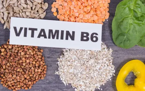 Semi di girasole, lenticchie rosse, grano saraceno, crusca, spinaci e peperone giallo, alimenti ricchi di vitamina B6.