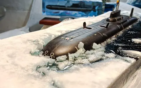 Ein Modell eines U-Bootes Akula bricht durch Eis und Wasser.