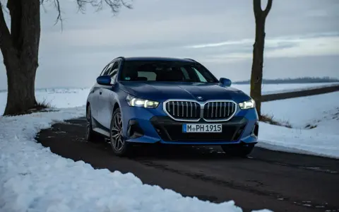 Blauer BMW 540d auf winterlicher Straße, bereit für den Test.