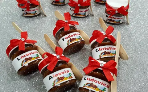 Mini tarros de Nutella personalizada con nombres como Lorenzo, Federica, Alessia, Christian, Ludovica, Arianna, Alessandra y Raffaele, adornados con lazos rojos.