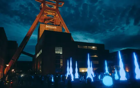 Industrielles Erbe trifft auf Lichtkunst: Die Zeche Zollverein wird zur Bühne für faszinierende Extraschicht Spielorte mit leuchtenden Skulpturen.