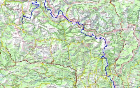 Carte touristique des Alpes Maritimes, avec un itinéraire GR 52 bleu tracé.