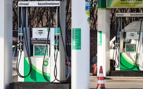 Stacja BP z dystrybutorami diesla i benzyny. Zimowe paliwo od kiedy dostępne? Na dystrybutorach widoczne logo BP i informacje o paliwach.