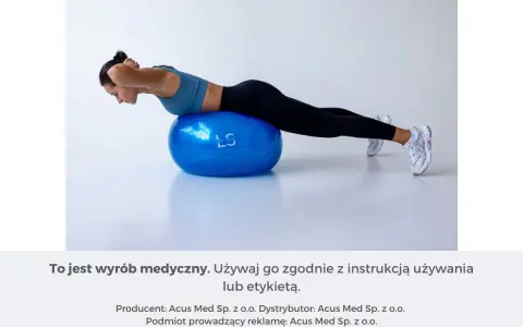 Kobieta ćwiczy na dużej, niebieskiej piłce gimnastycznej. Jaki rozmiar piłki gimnastycznej jest potrzebny do takiego ćwiczenia?