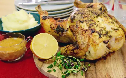 Hel kyckling i ugn med citron, potatismos och sås. En härlig måltid!