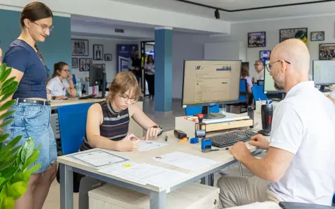 Studentka wypełnia dokumenty w biurze Zachodniopomorskiego Uniwersytetu Technologicznego w Szczecinie.