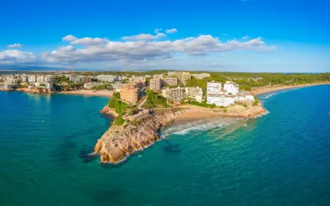 Vista aerea di Tarragona, con le sue splendide spiagge dorate che si estendono lungo la costa bagnata da un mare cristallino.
