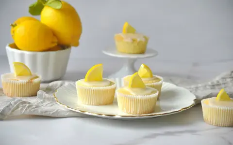 Erfrischende Zitronenmuffins mit Zuckerguss und Zitronenspalten, inspiriert von einem einfachen zitronenmuffins rezept.