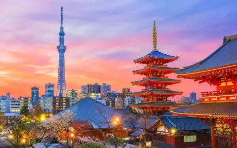 Zachód słońca nad Tokio. Pięciopiętrowa pagoda i nowoczesna wieża Skytree to miejsca, które warto zobaczyć.