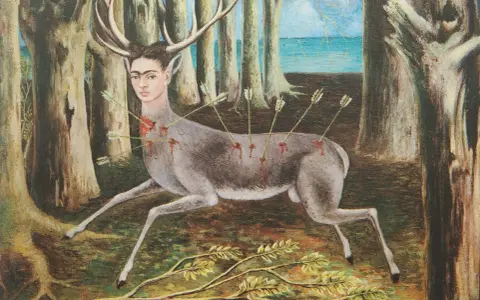 Frida Kahlo, figure emblématique du mouvement artistique surréaliste, se représente en cerf blessé par des flèches, dans une forêt.